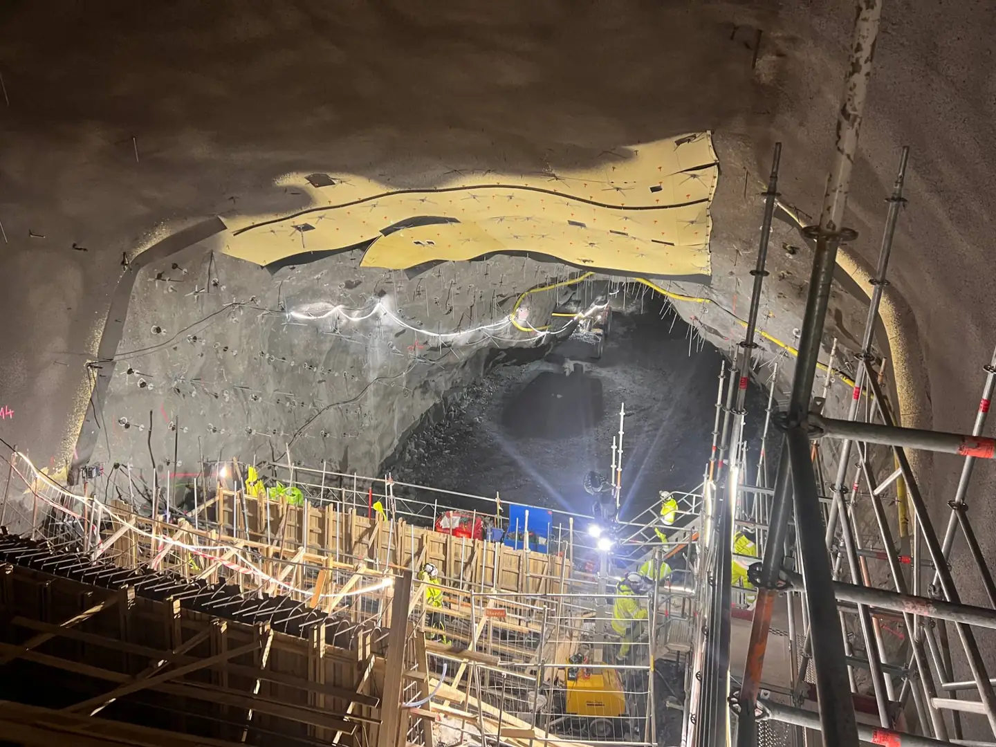 Bergrum med bultat bergtak, formbyggnad och ställning i förgrunden