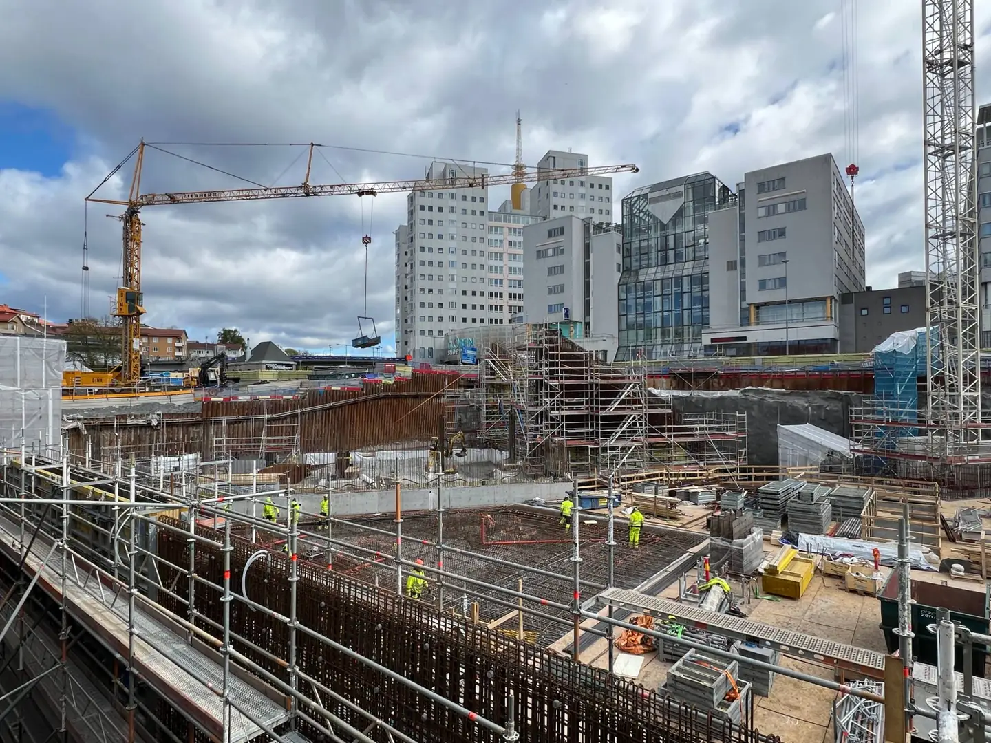 Schakt med armering och ställningar, Globen i bakgrunden